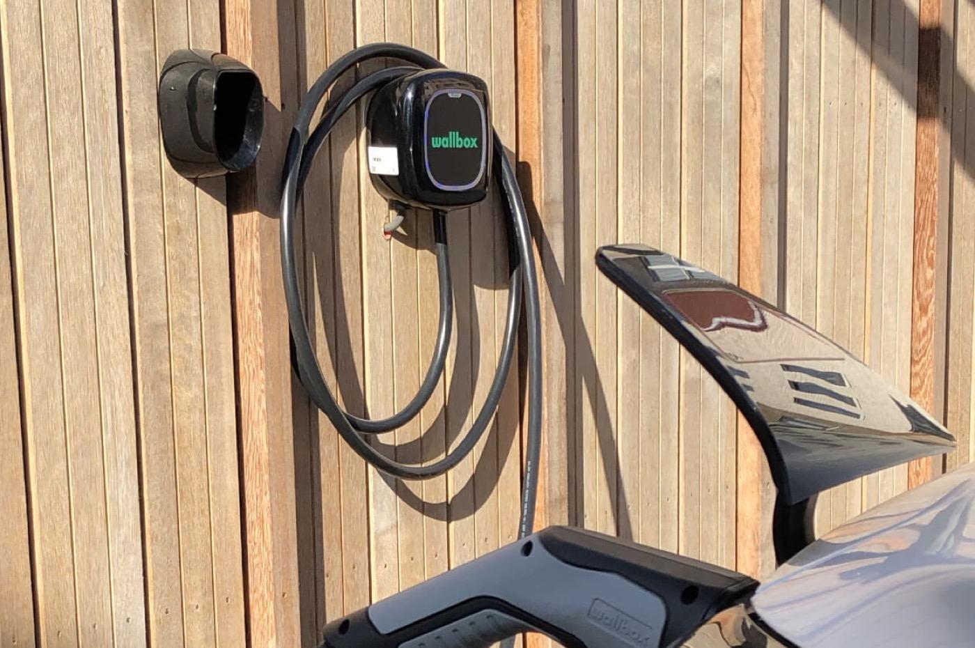 Borne Wallbox Pulsar Plus — terrasse bois